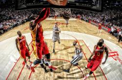 开云体育直播-尼克斯斩落独行侠，字母哥成为关键先生，一场跨越界限的胜利