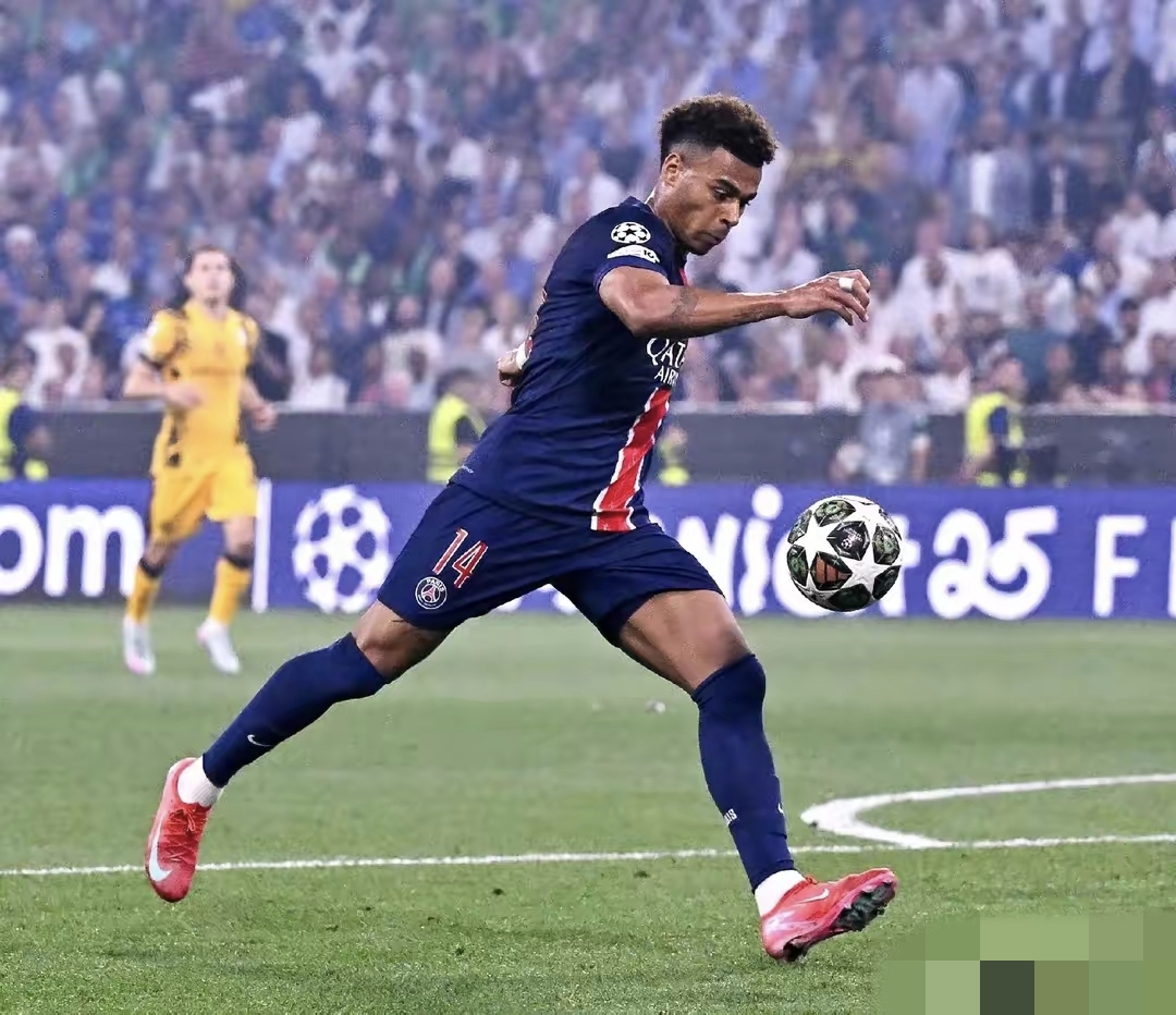 巴黎圣日耳曼客场大胜纽波特,稳固领先地位 巴黎圣日耳曼客场大胜纽波特,稳固领先地位